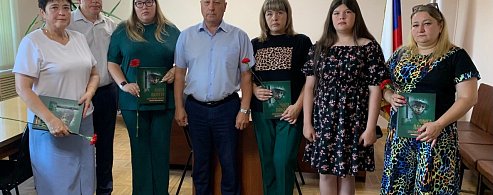 Семьям погибших аркадакских участников СВО вручены Книги памяти Саратовской области