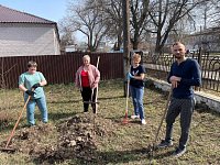 Весна позвала на уборку работников Аркадакской районной больницы
