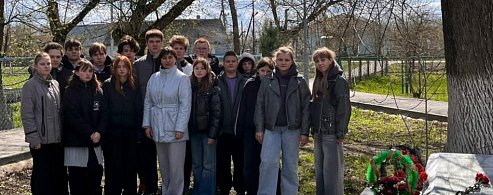 Юные аркадакцы благоустроили территорию мемориала