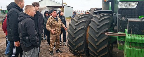 Юноши Аркадакского техникума механизации сельского хозяйства побывали в одном фермерском хозяйстве района