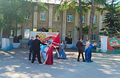 Благодарственными письмами администрации района награждены аркадакские выпускники-медалисты и их родители