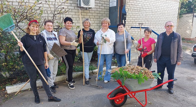 Аркадакские жители активно трудятся на  осенних субботниках