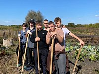 Аркадакские волонтёры-медики побывали с трудовым десантом на участке ветерана труда