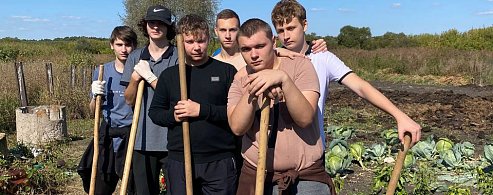 Аркадакские волонтёры-медики побывали с трудовым десантом на участке ветерана труда