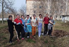 Весна позвала на уборку работников Аркадакской районной больницы