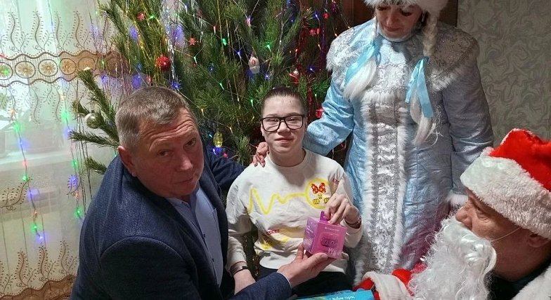Глава Росташовского поселения Юрий Болтышев поддержал акцию «Ёлка желаний»