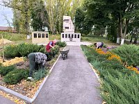 Краснознаменцы приступили к осенней уборке территорий