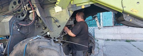 Земледельцы Аркадакского района ведут уход за посевами и готовятся к уборке урожая