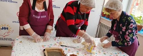 Аркадакские получатели социальных услуг запекли булочки в форме жаворонков