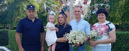 Поздравления принимали семьи сотрудников полиции