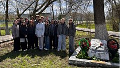 Юные аркадакцы благоустроили территорию мемориала