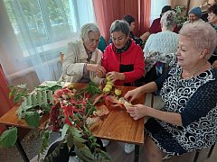Аркадакские бабушки мастерили поделки из природного материала