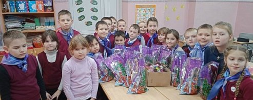 Новогодние гостинцы раненым бойцам приготовили аркадакские "орлята" 