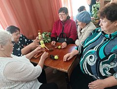 Аркадакские бабушки мастерили поделки из природного материала