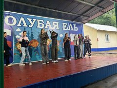В выходные в лагерь «Голубая ель» заехали дети