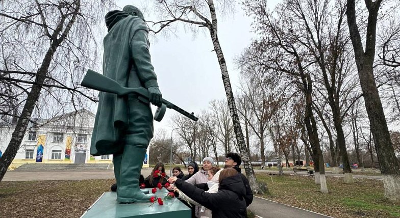 В День Неизвестного Солдата аркадакская молодёжь возложила цветы к памятнику