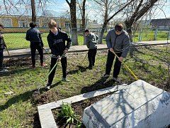 Юные аркадакцы благоустроили территорию мемориала