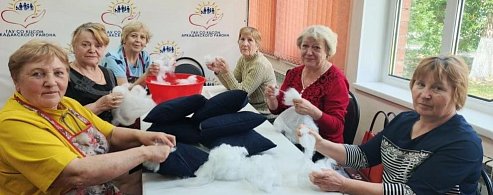 «Серебряные» волонтёры из Аркадака сшили подушки для бойцов