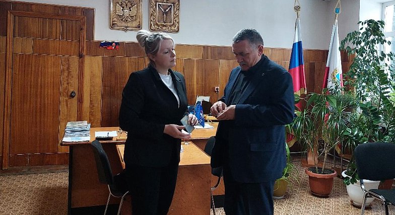 В Аркадакском районе продолжается  вручение памятных знаков «Семье погибшего защитника Отечества»