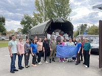 Жители Аркадакского района загрузили гуманитарной помощью большую военную машину
