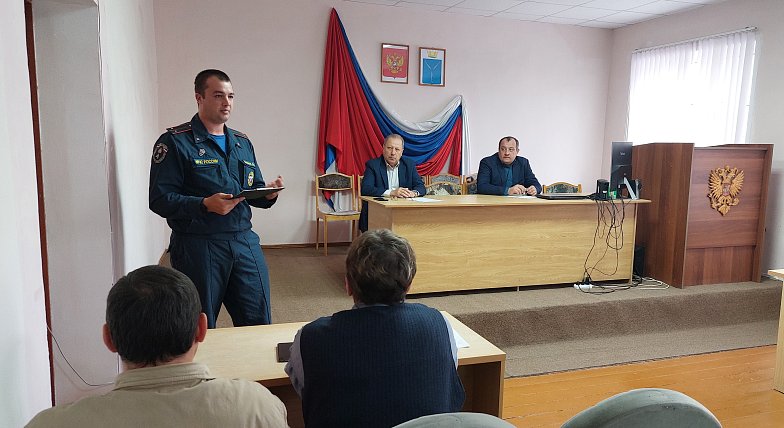 Обеспечение безопасности жителей Аркадакского района в осенне-зимний период обсудили участники заседания КЧС