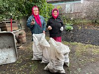 Жительницы села Львовки передали бойцам свежие овощи