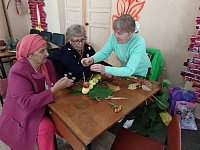 Аркадакские бабушки мастерили поделки из природного материала