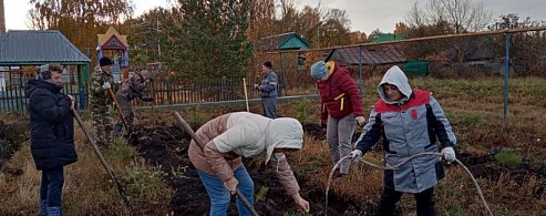 В Красном Знамени благоустраивают территорию вокруг детского сада