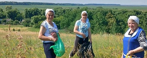 Аркадакские женщины собирают травяные сборы для защитников