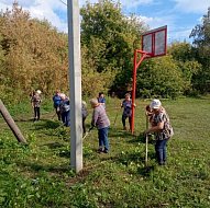 Краснознаменцы приступили к осенней уборке территорий