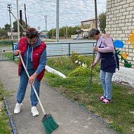 Краснознаменцы приступили к осенней уборке территорий