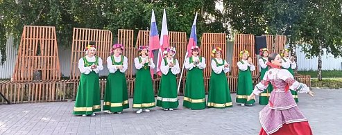 В аркадакском сквере Юбилейный звучали песни и исполнялись танцы