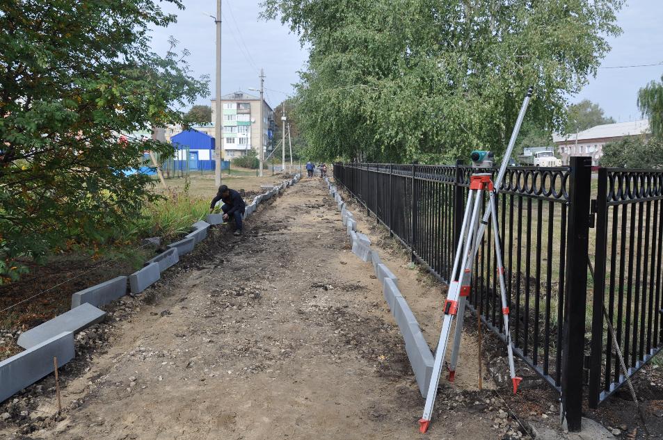 На средства из областного бюджета продолжается благоустройство парка ...