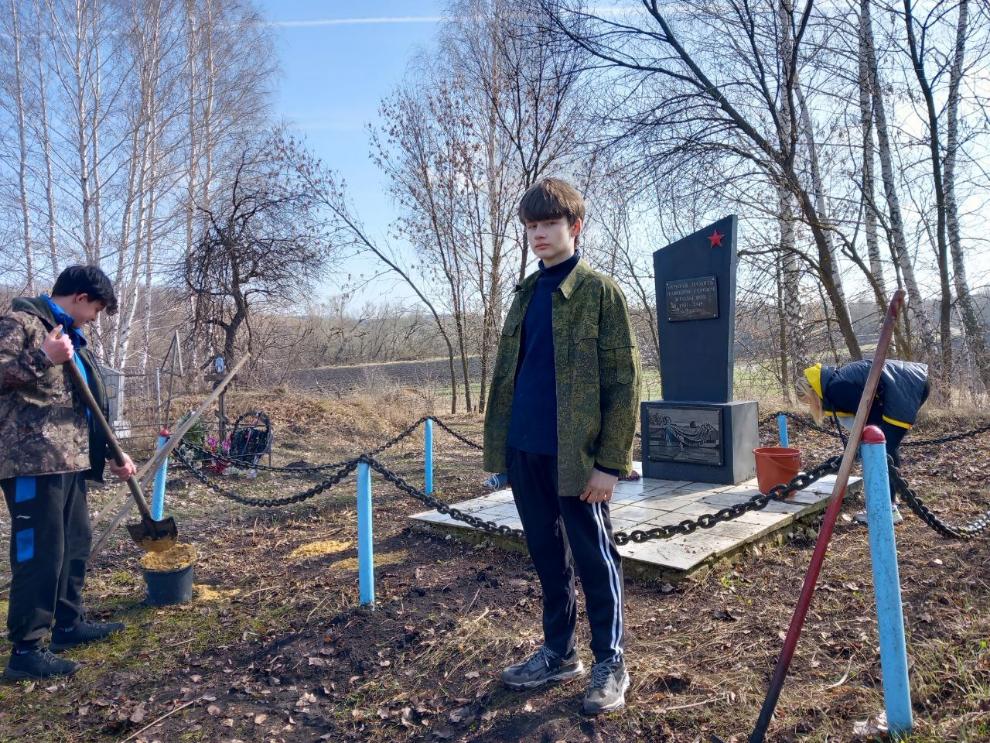 Погода краснознаменский саратовской. Могила военнослужащего. Братская могила. Большая Ижора Братская могила. Воинские захоронения инфографика.