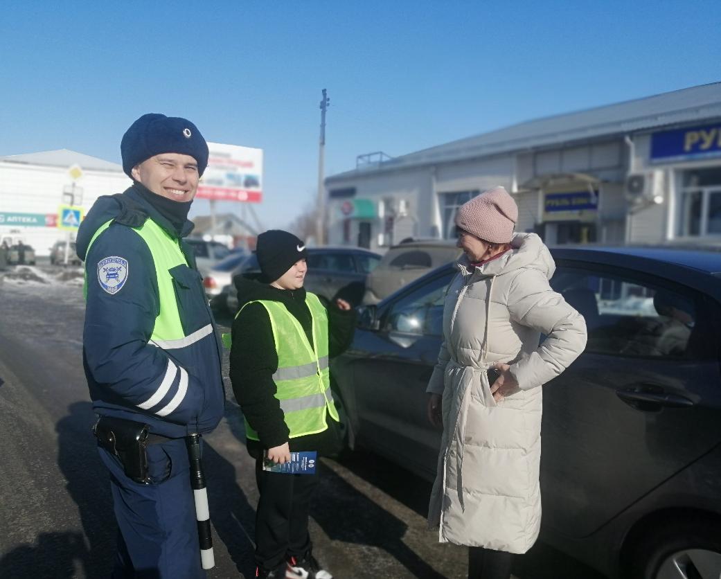 В преддверии 8 Марта сотрудники ГАИ совместно с юными инспекторами движения  поздравили женщин с праздником — «Аркадак», новости