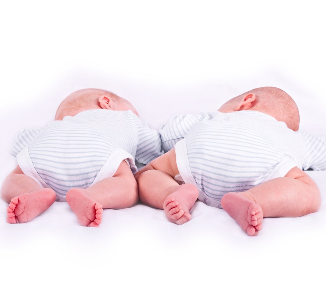 Родившиеся утром. С рождением двойняшек. С новорожденными двойняшками. С рождением малышей двойни. С рождением близнецов мальчиков.