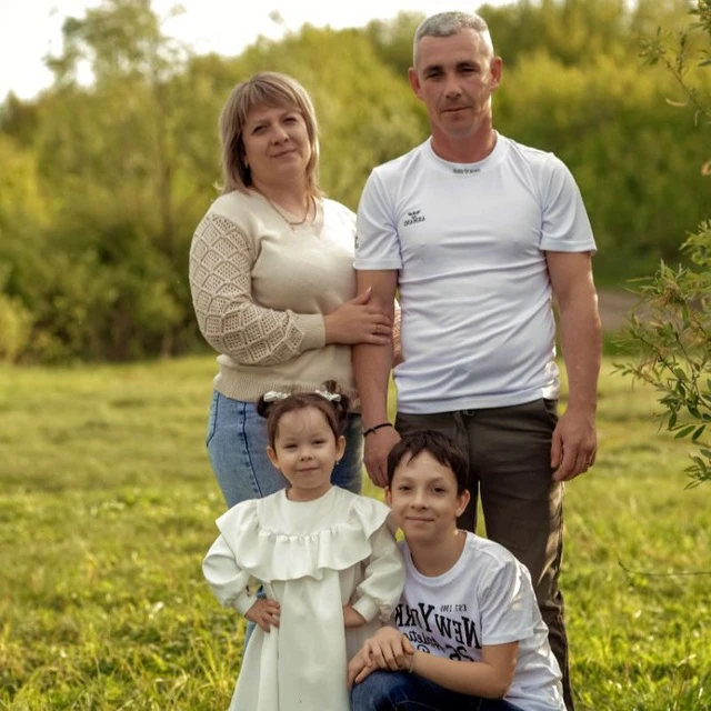 адаменков с семьей.png