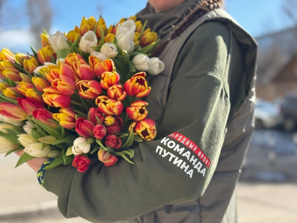 Саратовские активисты поздравили женщин-волонтёров и семьи героев с наступающим 8 Марта 2.jpg