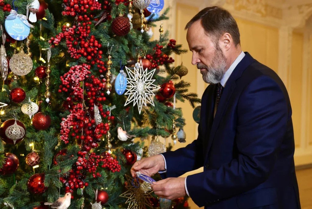 Полномочный представитель Президента Российской Федерации Игорь Комаров принял участи в акции «Елка желаний-2025».jpg