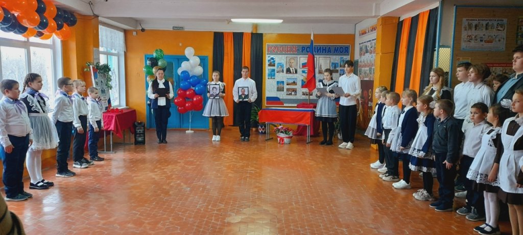 стоят в зале.jpg