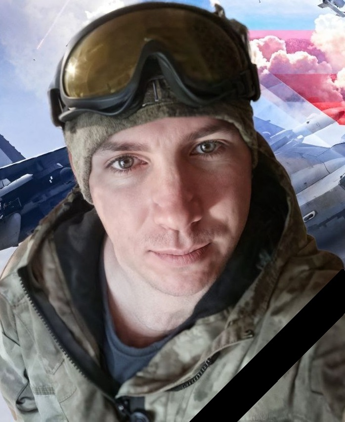 Чернов Олег с лентой.jpg Чернов Олег с лентой.jpg