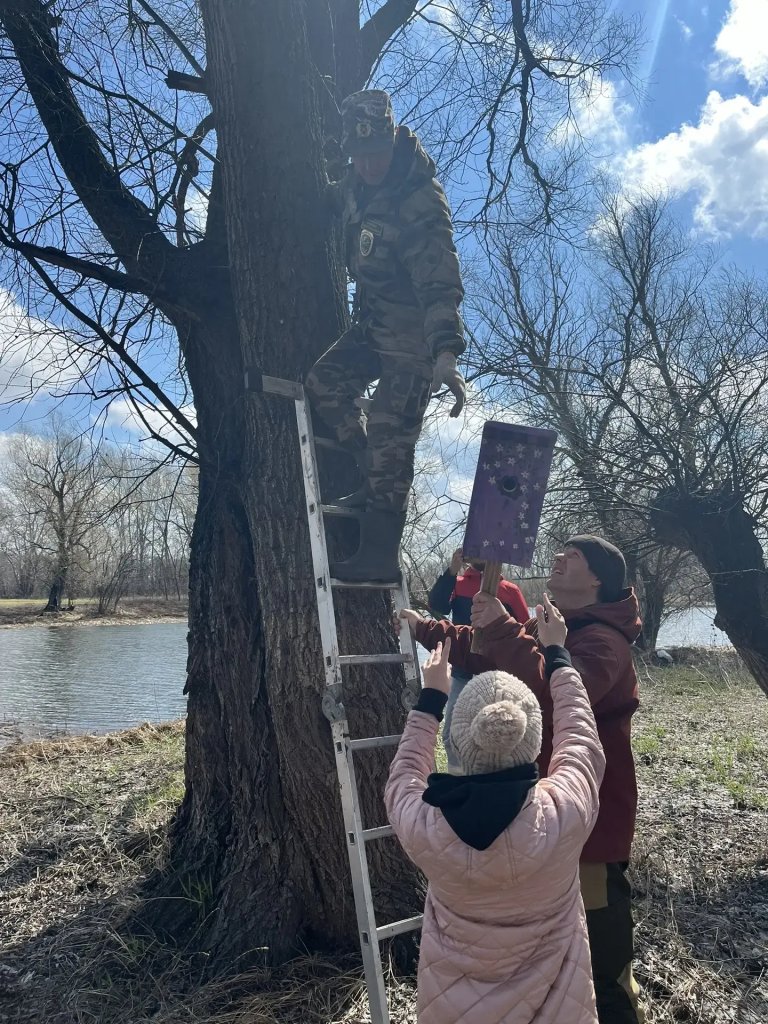 В заказнике «Центральный» разместили сделанные школьниками скворечники 5.jpg