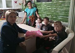 В Центре соцобслуживания Аркадакского района детям показали развлекательную программу и вручили школьные принадлежности