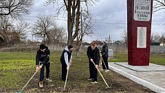 Школьники Аркадака привели в порядок территорию у памятника воинам-железнодорожникам