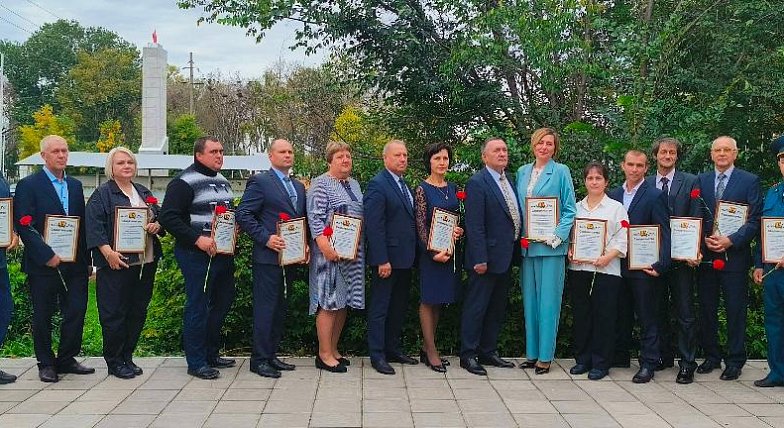 Сегодня состоялось торжественное событие - обновили районную Доску почёта