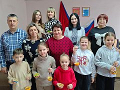 Аркадакцев научили делать экологические кормушки 