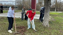 Школьники Аркадака привели в порядок территорию у памятника воинам-железнодорожникам