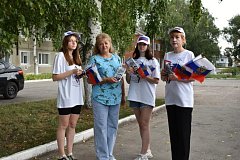 Жителям Аркадака в День Государственного флага России раздают тематические буклеты и сотню лент триколора