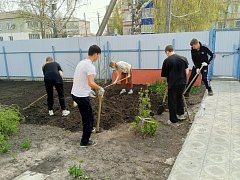 Аркадакская молодёжь помогла убрать придомовые территории пенсионерам