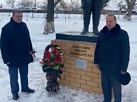 Отдавая дань уважения погибшим на поле боя, в Аркадаке возложили венки к памятнику